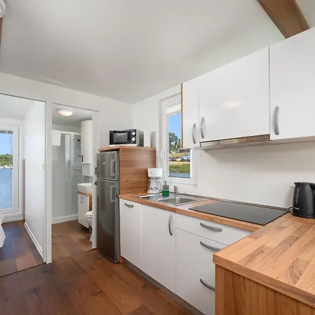 Hausboot - Floating House Sofia * بولا