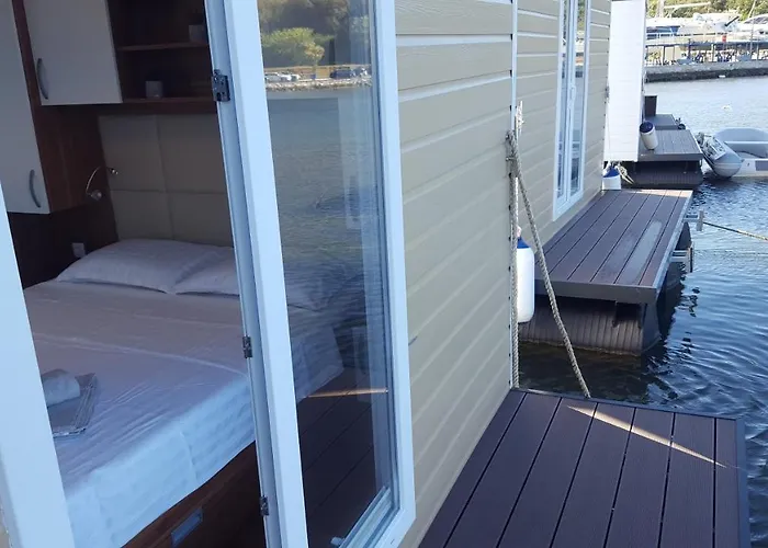 Hausboot - Floating House Sofia * بولا