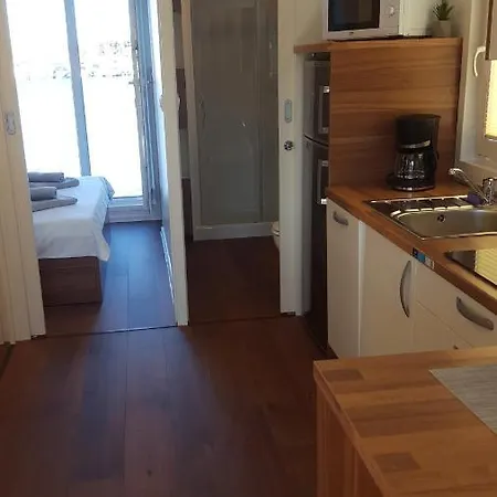 Botel Hausboot - Floating House Sofia Pola