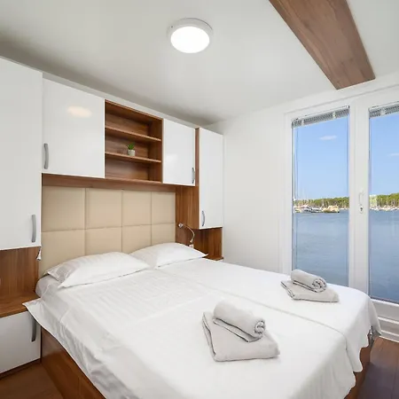 Botel Hausboot - Floating House Sofia