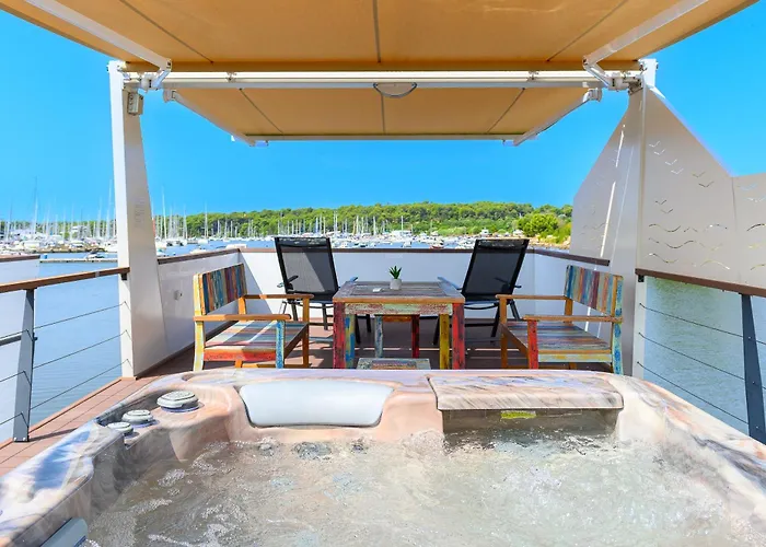 Hausboot - Floating House Sofia Hotel en barco Pula