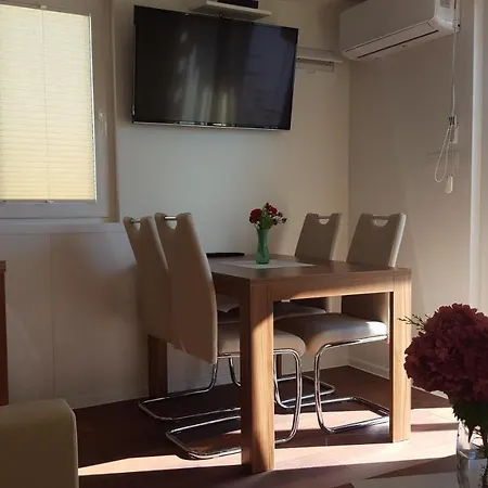 Hausboot - Floating House Sofia 보트호텔 *