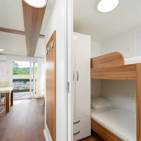 Hausboot - Floating House Sofia 풀라