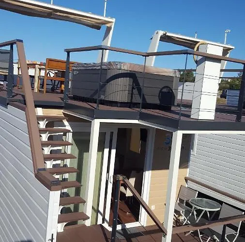 Hausboot - Floating House Sofia 보트호텔