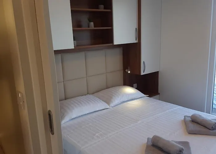 Hausboot - Floating House Sofia 풀라