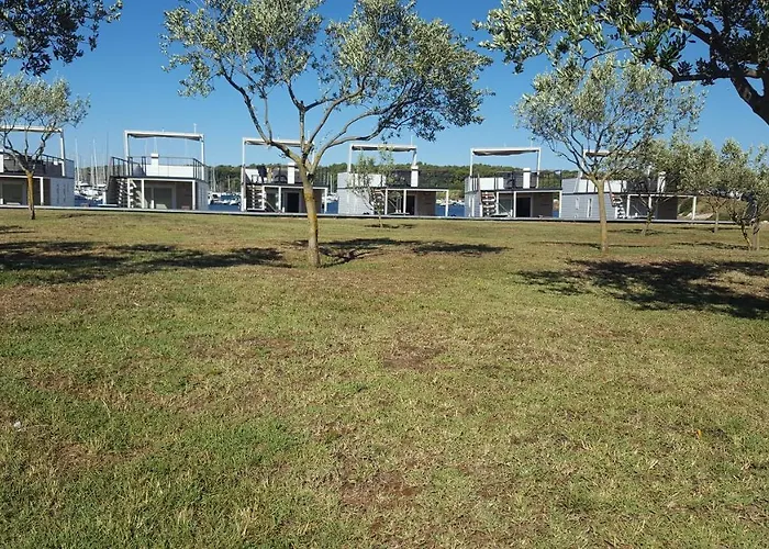 Hausboot - Floating House Sofia 풀라