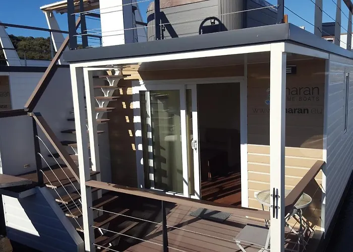 Hausboot - Floating House Sofia Úszó hotel Póla